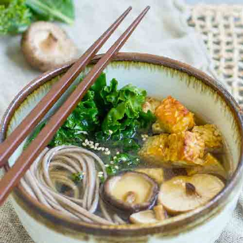 Tempeh-Suppe mit Federkohl und Pilzen