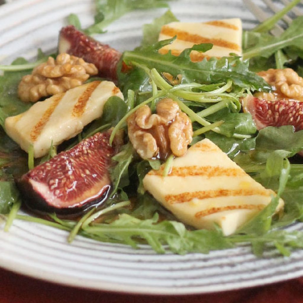 REZEPT-IDEE: Veganer Grillkäse NATUR mit Feigen, Baumnüssen & grünem Salat