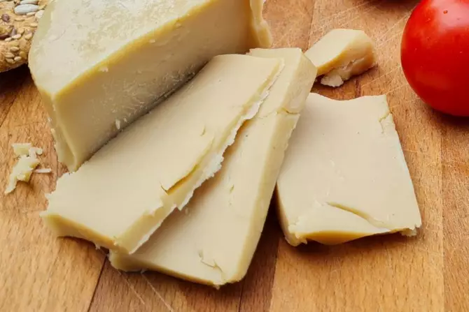 Die vegane, fermentierte Käsealternative von Soyana.